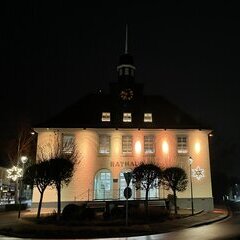 Orange illuminiertes Rathaus Bad Essen 