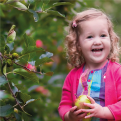 Kind mit Obstbaum